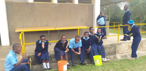 STUDENTS-EATING-SUGAR-CANE